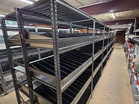 27 meter magazijnstellingen met metalen legborden en inzetbakken