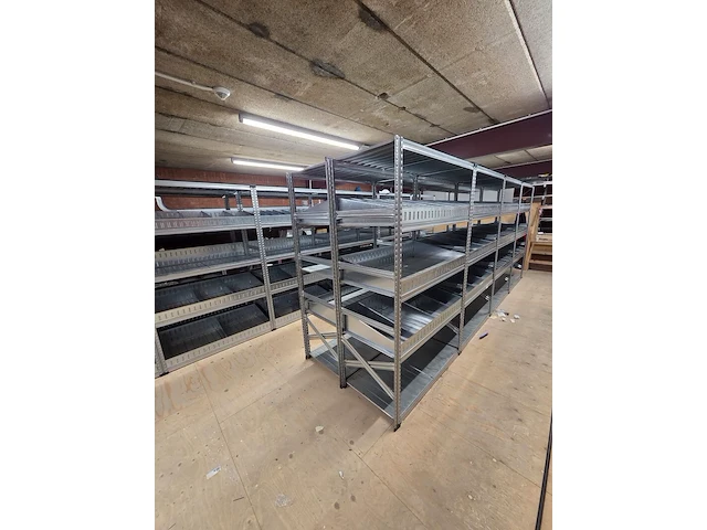 27 meter magazijnstellingen met metalen legborden en inzetbakken - afbeelding 3 van  9