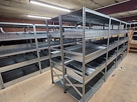 27 meter magazijnstellingen met metalen legborden en inzetbakken - afbeelding 3 van  9