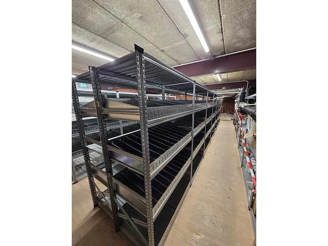 27 meter magazijnstellingen met metalen legborden en inzetbakken - afbeelding 4 van  9