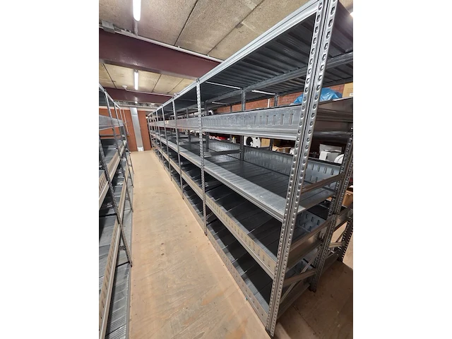 27 meter magazijnstellingen met metalen legborden en inzetbakken - afbeelding 5 van  9