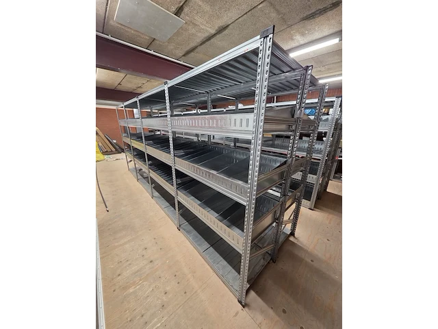 27 meter magazijnstellingen met metalen legborden en inzetbakken - afbeelding 6 van  9