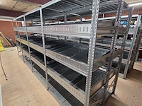 27 meter magazijnstellingen met metalen legborden en inzetbakken - afbeelding 6 van  9