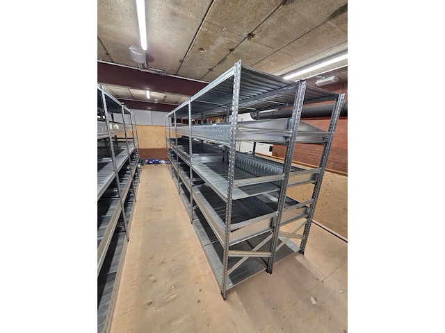 27 meter magazijnstellingen met metalen legborden en inzetbakken - afbeelding 7 van  9