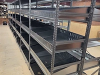 27 meter magazijnstellingen met metalen legborden en inzetbakken - afbeelding 8 van  9