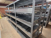 27 meter magazijnstellingen met metalen legborden en inzetbakken - afbeelding 9 van  9