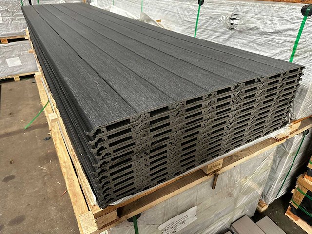 273x composiet gevelbekleding antraciet met houtnerf - 390 cm lang - afbeelding 1 van  1