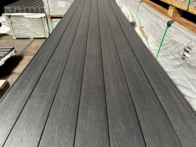 273x composiet gevelbekleding antraciet met houtnerf - 390 cm lang - afbeelding 2 van  4
