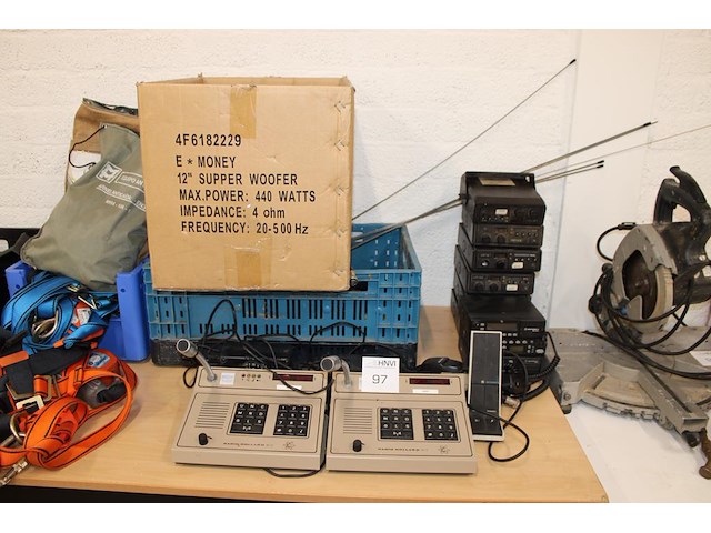 27mc en omroepproducten in en om doos en krat. - afbeelding 1 van  4