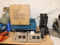 27mc en omroepproducten in en om doos en krat. - afbeelding 1 van  4