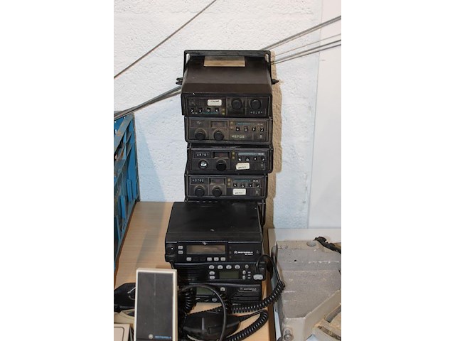 27mc en omroepproducten in en om doos en krat. - afbeelding 2 van  4