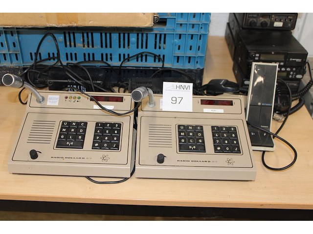 27mc en omroepproducten in en om doos en krat. - afbeelding 3 van  4