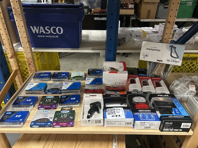 27x fietsaccessoires w.o. fietsketting, verlichting w.o. kmc, axa, sigma - afbeelding 1 van  10