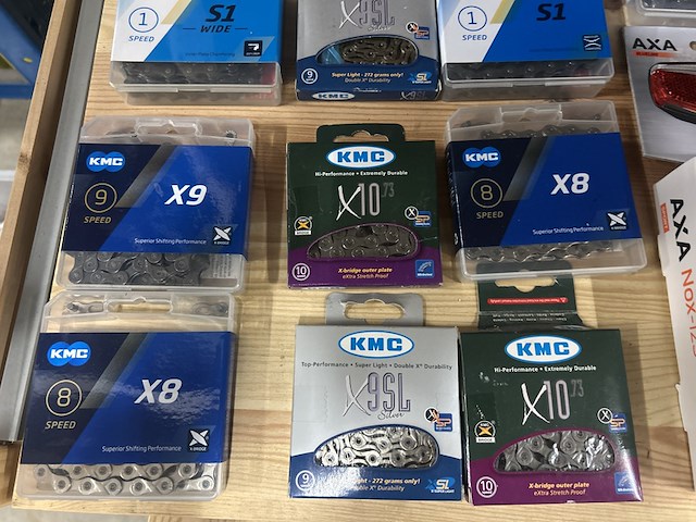27x fietsaccessoires w.o. fietsketting, verlichting w.o. kmc, axa, sigma - afbeelding 3 van  10