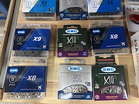 27x fietsaccessoires w.o. fietsketting, verlichting w.o. kmc, axa, sigma - afbeelding 3 van  10