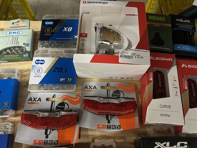 27x fietsaccessoires w.o. fietsketting, verlichting w.o. kmc, axa, sigma - afbeelding 4 van  10
