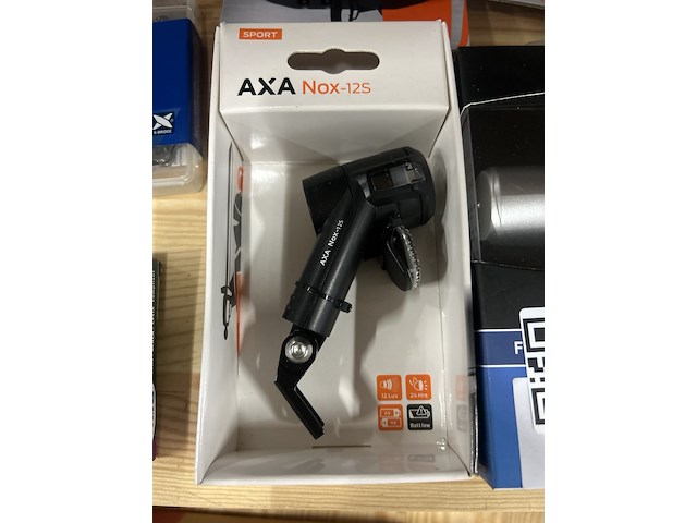 27x fietsaccessoires w.o. fietsketting, verlichting w.o. kmc, axa, sigma - afbeelding 9 van  10