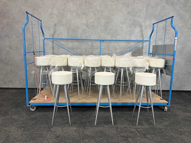 27x witte kunstleren barkruk met voetensteun - afbeelding 1 van  7