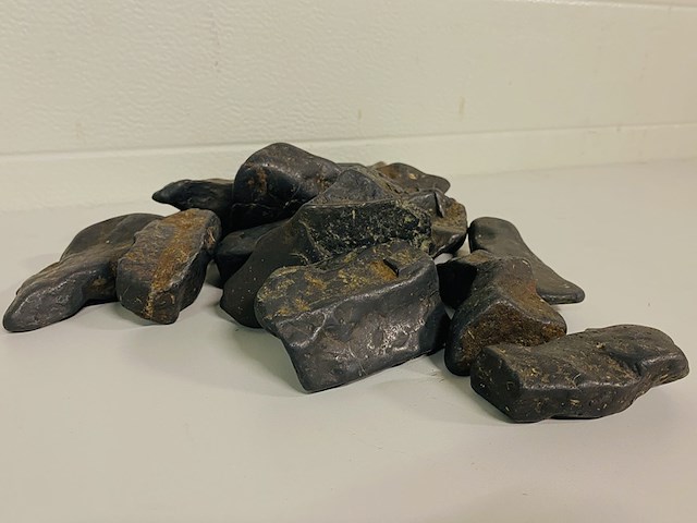 2,8 kilo shungiet ruwe stukken - afbeelding 1 van  3