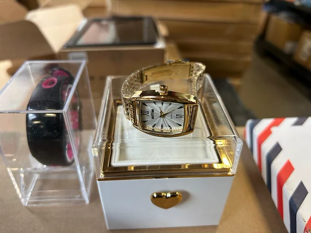 28x horloges, sieraden en accessoires w.o. vedder & vedder, cluse, guess, fossil - afbeelding 10 van  11