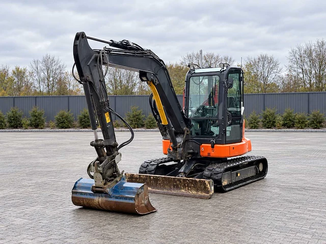 2922 - komatsu - pc58mr-5e0 - tracked excavator - afbeelding 1 van  31