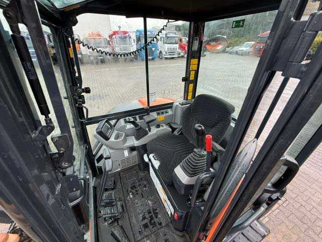 2922 - komatsu - pc58mr-5e0 - tracked excavator - afbeelding 16 van  31