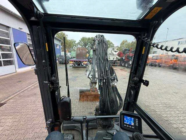 2922 - komatsu - pc58mr-5e0 - tracked excavator - afbeelding 27 van  31