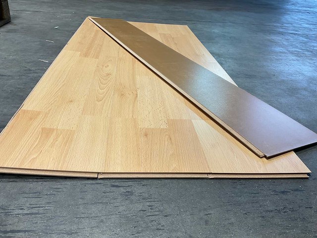 29,6m² kronospan beuk laminaatvloer - afbeelding 3 van  6