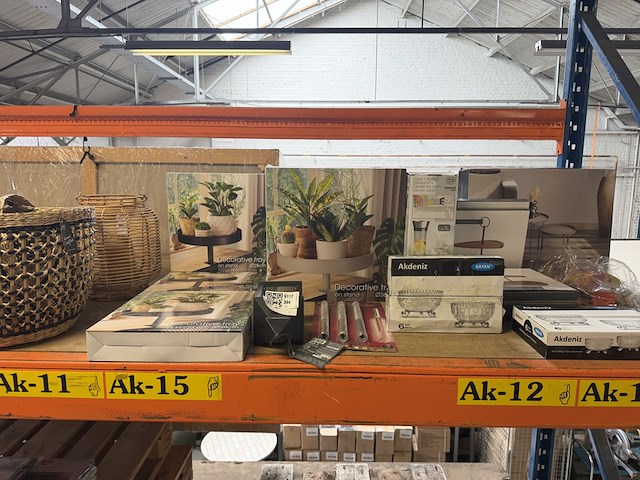 29x woonaccessoires w.o. windlicht, manden, bijzettafel - afbeelding 1 van  12