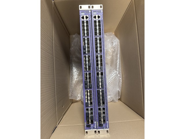 2x 48-poorts 10g aggregation switch (core), extreme networks summit, x670-48x-fb, paars, 2011-2012 - afbeelding 1 van  5
