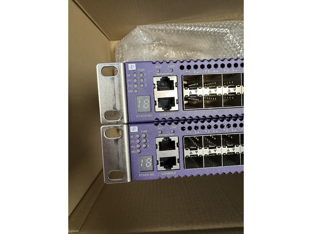 2x 48-poorts 10g aggregation switch (core), extreme networks summit, x670-48x-fb, paars, 2011-2012 - afbeelding 2 van  5