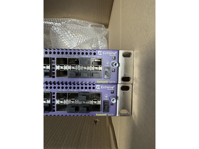 2x 48-poorts 10g aggregation switch (core), extreme networks summit, x670-48x-fb, paars, 2011-2012 - afbeelding 3 van  5