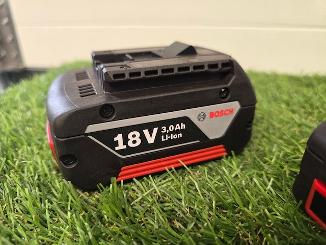 2x accu 3.0 ah bosch professional, 18v - afbeelding 1 van  5