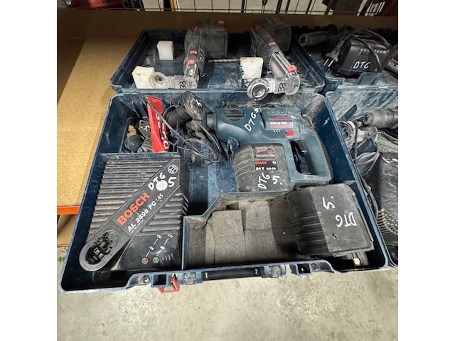 2x accu boorhamer, bosch, gbh 24 vre en gbh 36 v-li - afbeelding 1 van  5