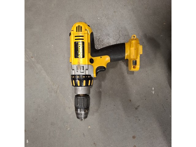 2x accu boormachine met partij opgepast nat borden, de walt , o.a. dc945 - afbeelding 3 van  13