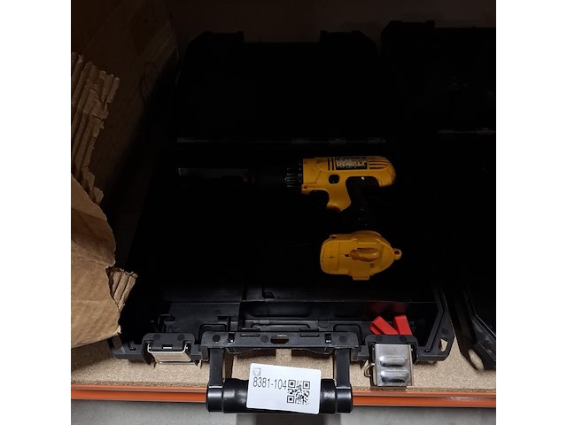 2x accu boormachine met partij opgepast nat borden, de walt , o.a. dc945 - afbeelding 10 van  13