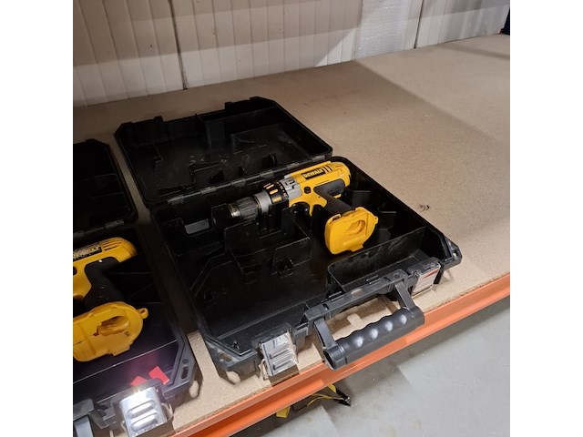 2x accu boormachine met partij opgepast nat borden de walt , o.a. dc945 - afbeelding 2 van  13