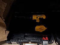 2x accu boormachine met partij opgepast nat borden de walt , o.a. dc945 - afbeelding 10 van  13