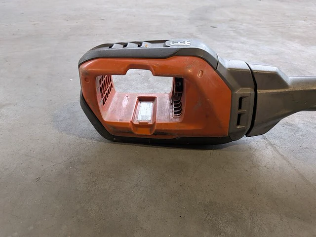 2x accu bosmaaier husqvarna, 536lirx, 535irxt - afbeelding 8 van  10