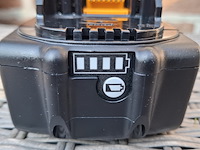 2x accu makita, 18v, 6.0 ah - afbeelding 5 van  6