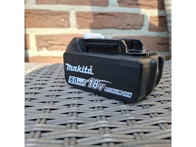 2x accu makita, 18v, 6.0 ah - afbeelding 5 van  8