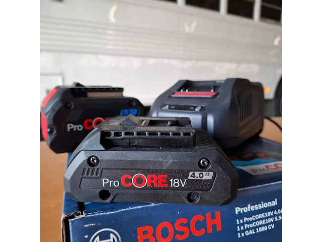 2x accu met lader bosch 18v 4.0ah en 5.5ah - afbeelding 2 van  4