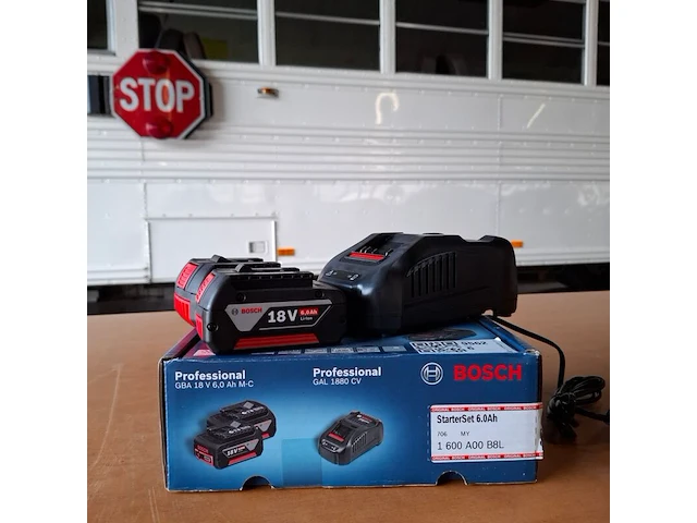 2x accu met lader bosch 18v 6.0ah - afbeelding 1 van  3
