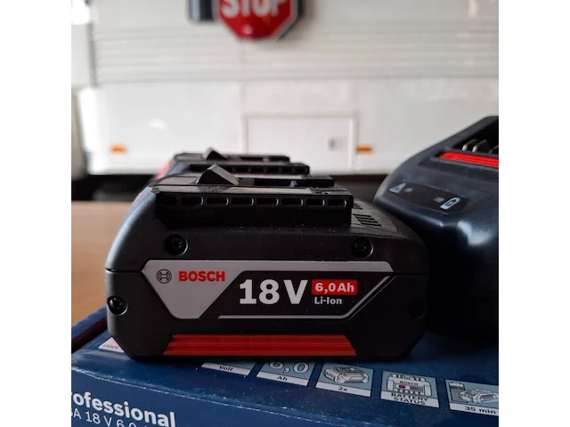 2x accu met lader bosch 18v 6.0ah - afbeelding 2 van  3