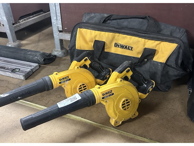 2x accublazer 18v, 1x tas dewalt, dcv100 - afbeelding 1 van  3
