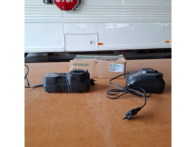 2x acculader hitachi, diverse modellen - afbeelding 1 van  3