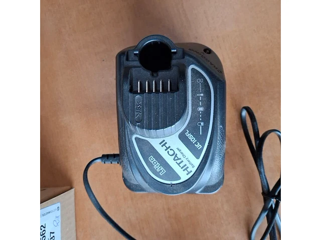 2x acculader hitachi, diverse modellen - afbeelding 3 van  3
