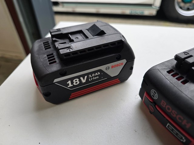 2x accu's bosch professional, lithium 3,0 ah - afbeelding 1 van  8