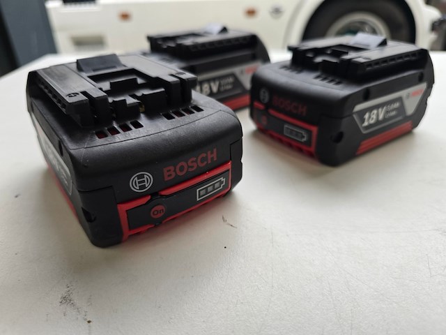 2x accu's bosch professional, lithium 3,0 ah - afbeelding 2 van  8