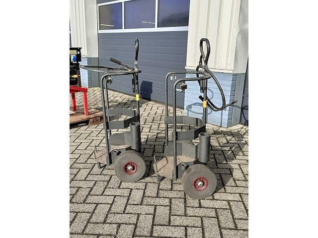 2x afvalwagen - afbeelding 2 van  4